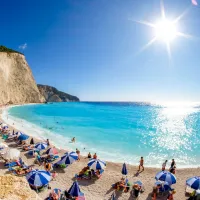 Διακοπές στην Ελλάδα, παραλία με ομπρέλες 