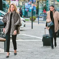 Η Μαρία Καρυστιανού με τη στενή συνεργάτιδά της Μαρία Γρατσία στα δικαστήρια της Λάρισας