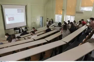 αμφιθέατρο, έδρανα, φοιτητές, προβολή, καθηγητές, πανεπιστήμιο