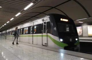 Σταθμός του Μετρό με συρμό στην αποβάθρα και επιβάτες. Το άρθρο αφορά τις μόνιμες προσλήψεις ελεγκτών κομίστρου στη ΣΤΑΣΥ