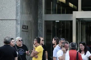 Κόσμος έξω από το κτήριο του ΑΣΕΠ