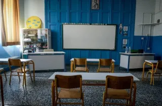 Αίθουσα σε σχολική τάξη με θρανία και πίνακα