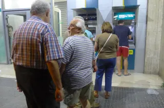 Συνταξιούχοι περιμένουν στην ουρά του ΑΤΜ για να πληρωθούν οι συντάξεις
