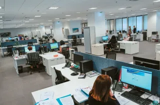 Δημόσιοι υπάλληλοι την ώρα που εργάζονται σε δημόσια υπηρεσία