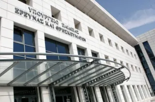 Υπουργείο Παιδείας, Θρησκευμάτων και Αθλητισμού, η είσοδος του υπουργείου