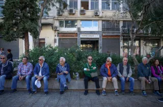 Συνταξιούχοι κάθονται σε πλατεία