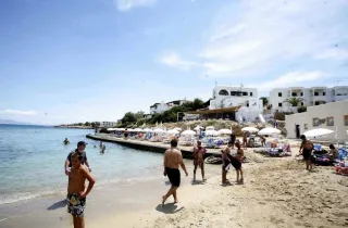 Εργαζόμενοι βρίσκονται στη θάλασσα με την άδεια τους για το καλοκαίρι και αφού έλαβαν το επίδομα αδείας