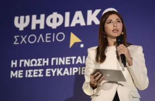 Η υπουργός Παιδείας Σοφία Ζαχαράκη και στο φόντο το Ψηφιακό Φροντιστήριο