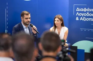 Ο υφυπουργός παρά τον πρωθυπουργό Παύλος Μαρινάκης και η Υπουργός Παιδείας Σοφία Ζαχαράκη