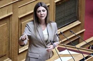 Η υπουργός Παιδείας Σοφία Ζαχαράκη στη Βουλή