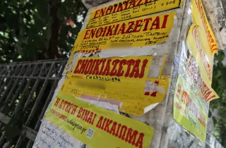 Αγγελίες ενοικίασης κατοικιών και γκαρσονιέρων κολλημένες σε κολόνα, σε άρθρο για τις τιμές των φοιτητικών ενοικίων στην Αθήνα