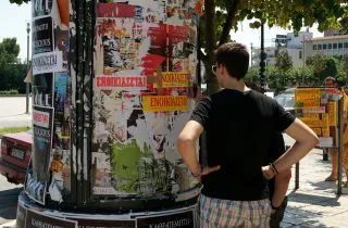 Φοιτητής κοιτάζει ενοικιαστήρια για να βρει σπίτι μετά τις Βάσεις