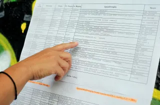 Υποψήφιος στις Πανελλαδικές εξετάσεις κοιτάζει τις βάσεις σε πίνακα