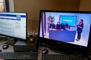 Εκπαιδευτικοί μέσω υπολογιστή διδάσκουν στο Ψηφιακό Φροντιστήριο