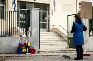 Καθαρίστρια έξω από σχολείο