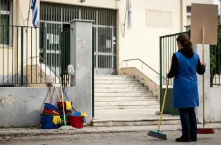Σχολική καθαρίστρια έξω από σχολείο του Δήμου Αθηναίων