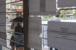 Αγκαλιασμένοι επιτυχόντες στις Πανελλαδικές κοιτάζουν τις Βάσεις εισαγωγής 2026