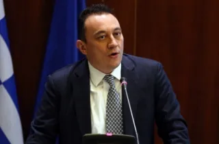 Ο υφυπουργός Παιδείας Κώστας Βλάσης απάντησε στη Βουλή για το λάθος στις Πανελλαδικές εξετάσεις