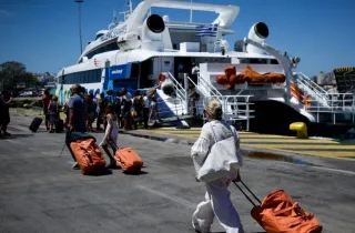 Αναπληρωτές εκπαιδευτικοί ταξιδεύουν με πλοίο κρατώντας βαλίτσες