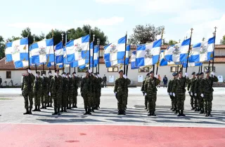 Επαγγελματίες Οπλίτες (ΕΠΟΠ) σε στάση προσοχής με σημαίες του Στρατού