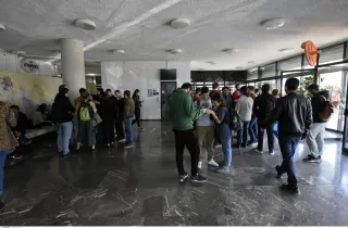 Πρωτοετείς φοιτητές κάνουν εγγραφή σε Πανεπιστήμιο