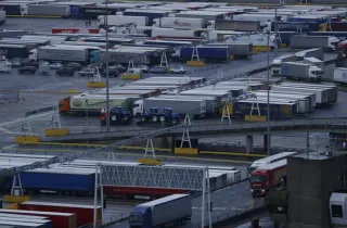 Παρκαρισμένα φορτηγά μεταφορών εμπορευμάτων και logistics