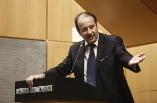 Ο καθηγητής Πάνος Λαζαράτος σε ομιλία