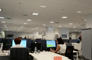 Εργαζόμενοι σε γραφείο με υπολογιστές