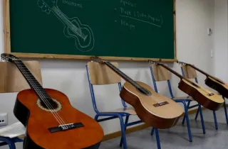 Μουσικό σχολείο, αίθουσα με κιθάρες και πίνακα