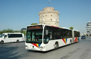 Λεωφορείο του ΟΑΣΘ με φόντο τον Λευκό Πύργο
