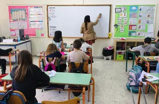 Εκπαιδευτικός κάνει μάθημα σε τάξη με μαθητές