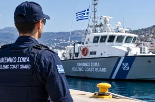 Στέλεχος του Λιμενικού κοιτάζει βάρκα του ΛΣ-ΕΛΑΚΤ