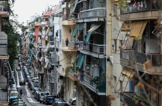 Δρόμος με ακίνητα και σπίτια σε πόλη