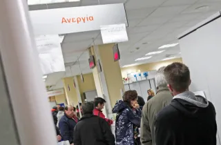 Άνεργοι περιμένουν στην ουρά στον ΟΑΕΔ (ΔΥΠΑ) για το επίδομα ανεργίας
