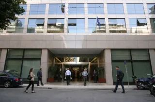 Κτήριο ΑΣΕΠ με κόσμο να μπαίνει και να βγαίνει