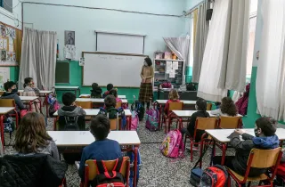 Δασκάλα μέσα σε σχολική τάξη 
