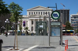 Η στάση μετρό Δημοτικό Θέατρο στον Πειραιά