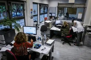 Δημόσιοι υπάλληλοι εργάζονται σε γραφείο