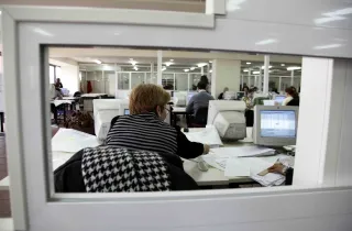 Δημόσιοι υπάλληλοι στην εργασία τους σε υπολογιστές
