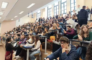 Φοιτητές κάθονται σε αμφιθέατρο σε Πανεπιστήμιο
