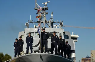 Άνδες και γυναίκες του Λιμενικού Σώματος ποζάρουν επάνω σε σκάφος του Λιμενικού