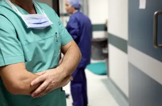 Γιατρός και νοσηλευτής σε νοσοκομείο