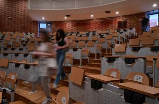 Φοιτητές κατεβαίνουν τα σκαλιά σε αμφιθέατρο Πανεπιστημίου