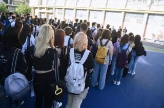 Μαθητές σχολείου συγκεντρωμένοι στην αυλή κατά τη διάρκεια της σχολικής χρονιάς