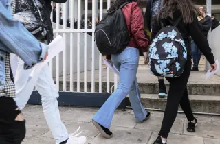 Μαθήτριες μπαίνουν σε σχολείο