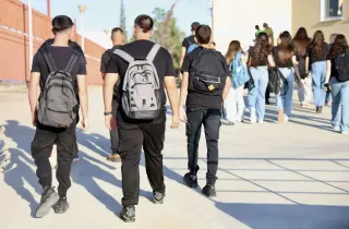 Μαθητές αποχωρούν από το σχολείο κατά το σχόλασμα