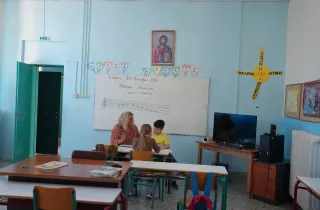 Δασκάλα σε τάξη με παιδιά