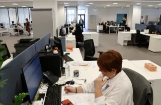 Δημόσιοι υπάλληλοι εν ώρα εργασίας σε γραφείο