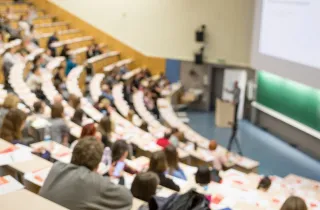 Φοιτητές σε αμφιθέατρο και έδρανα σε Πανεπιστήμιο