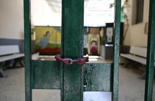 Κλειστό σχολείο με αλυσίδα και λουκέτο σε πύλη